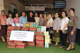 Chư Tăng chùa Bồ Đề và các Phật tử Việt kiều Lào trong buổi trao quà