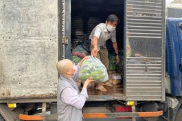 Chùa Long Phước tiếp nhận nông sản của người dân huyện Ba Tri 