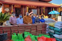 Chùa Non Nước (Yên Thành) tiếp nhận 100 phần quà để trao đến người dân xã Khánh Thành vào ngày 12-7