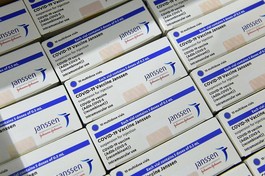 Nhãn cảnh báo tác dụng phụ trên các loại vắc-xin Covid-19