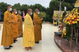 Ban Trị sự GHPGVN TP.Vinh dâng hương, hoa tại Nghĩa trang Liệt sĩ TP.Vinh