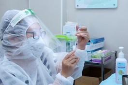 TP.HCM bước vào đợt 6 tiêm vắc-xin Covid-19, dự kiến kéo dài đến hết tháng 8 - Ảnh: Bảo Toàn/ BGN