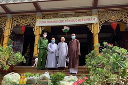 Thượng tọa Thích Giác Trí cúng dường trường hạ chùa Ưu Đàm