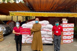 Thượng tọa Thích Huệ Công trao bảng hỗ trợ đến bà Phạm Thị Minh Nguyệt, Phó chủ tịch UBMTTQVN quận 8