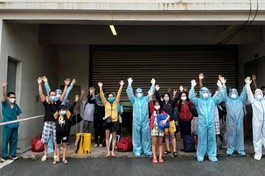 Bệnh nhân xuất viện tại bệnh viện dã chiến ở TP.HCM - Ảnh: HDCD