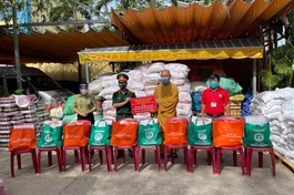 Đại diện chính quyền quận 8 tiếp nhận quà hỗ trợ từ Thượng tọa Thích Huệ Công 