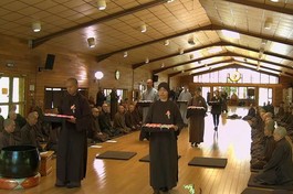 Buổi lễ "Bông hồng cài áo" tại thiền đường Nước Tĩnh, chùa Pháp Vân (Pháp)