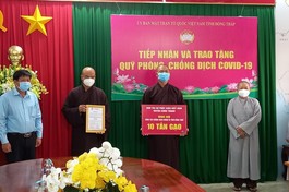 Ban Trị sự Phật giáo huyện Châu Thành trao quà tại UBMTTQVN tỉnh Đồng Tháp