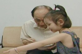 Tác giả (lúc còn nhỏ) bên cạnh người cha quá cố - Nhạc sĩ Nguyễn Văn Nam