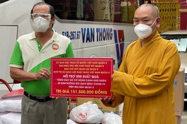 Thượng tọa Thích Huệ Công trao bảng tượng trưng hỗ trợ quà đến đại diện chính quyền quận 8