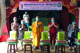 Chùa Nghệ sĩ cùng chia sẻ, trao yêu thương cho bà con khó khăn