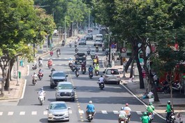 Nhiều tuyến đường ở TP.HCM đông người dù đang trong gian đoạn thực hiện giãn cách xã hội theo Chỉ thị 16