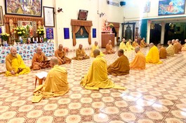 Chư Tăng nội tự chùa Pháp Vân tác pháp trong lễ Tự tứ 