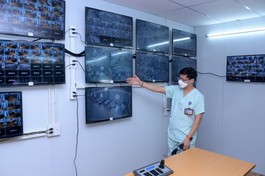 TS.BS Lưu Quang Thùy giới thiệu quy mô và đặc thù của Trung tâm Hồi sức tích cực người bệnh Covid-19 qua hệ thống màn hình tại trung tâm giám sát và điều hành điện tử - Ảnh: Bảo Toàn/BGN