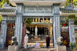 Đại đức Thích Quảng Tiến vấn an sức khỏe Hòa thượng Thích Thiện Hòa, Trưởng ban Trị sự GHPGVN quận Tân Phú