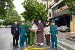 Thượng tọa Thích Tâm Đức trao quà đến lực lượng trực chốt trên địa bàn phường Trường Thi (TP.Thanh Hóa)