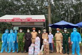 Đoàn từ thiện Linh Sơn cổ tự trao quà tại chốt kiểm soát phòng chống dịch bệnh