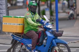 TP.HCM: Số ca Covid-19 vượt mốc 300.000, shipper được giao hàng liên quận sau 15-9