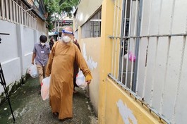 Thượng tọa Thích Huệ Công đến từng địa bàn quận 8 để trao quà đến người dân khó khăn