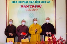 Thượng tọa Thích Thọ Lạc tặng quà đến các vị Tăng tham gia tuyến đầu chống dịch tại TP.HCM