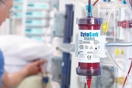 CytoSorb, thiết bị lọc cytokine dư thừa trong máu bệnh nhân - Ảnh: NY Times