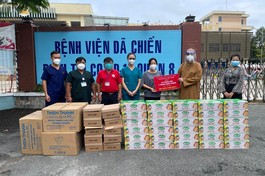 Trao quà của chương trình “Nghĩa tình Hà Nội với miền Nam thân yêu” đến Bệnh viện Dã chiến điều trị Covid-19, quận 8