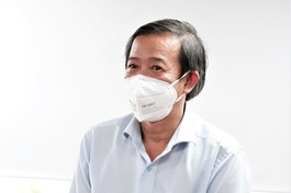 Bác sĩ Nguyễn Văn Vĩnh Châu thông tin về 3 bệnh viện đa khoa sẽ chuyển đổi công năng trở lại bình thường ngày 22-9 - Ảnh: TNO