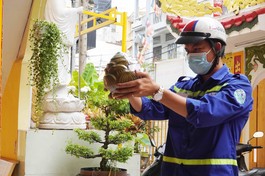 Anh H.V.Đ đại diện Trung tâm Hỏa táng Bình Hưng Hòa mang hũ cốt tới gửi thờ tạm tại chùa Long Hoa (quận 10, TP.HCM) - Ảnh: Như Danh/BGN