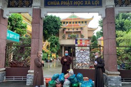 Thượng tọa Thích Phước Triều, phó trụ trì chùa Xá Lợi tiếp nhận vật phẩm cúng dường