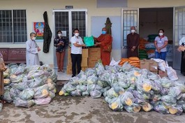 Chương trình từ thiện "San sẻ yêu thương" Phật giáo tỉnh Cà Mau trao quà tại UBND phường 4, TP.Cà Mau
