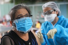 Những lưu ý khi người lớn tuổi, bệnh nền tiêm vắc-xin Covid-19