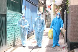 Đội thăm khám bệnh nhân F0 tại nhà gồm 1 bác sĩ quân y, 1 bác sĩ trạm y tế và 1 tình nguyện viên mang theo túi đựng trang thiết bị, vật dụng y tế như: máy đo SpO2, kít test nhanh, khẩu trang, đồ bảo hộ... - Ảnh: Nguyễn Thuận