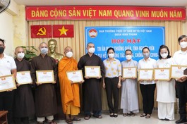 Các tập thể được trao tặng Giấy khen - Ảnh: Lê Hiền