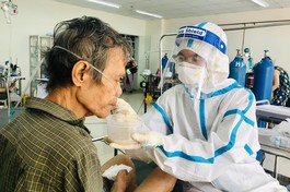 Sư cô Nhuận Bình chăm sóc sức khỏe, động viên tinh thần một bệnh nhân F0 ở phòng cấp cứu