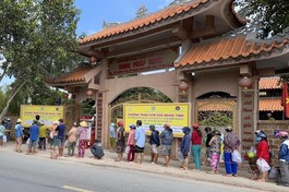 Người dân xếp hàng nhận gạo tại "ATM gạo nghĩa tình" ở chùa Pháp Minh