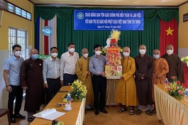 Đoàn công tác Ban Tôn giáo Chính phủ tặng quà đến Ban Trị sự Phật giáo tỉnh Tây Ninh nhân chuyến viếng thăm và làm việc