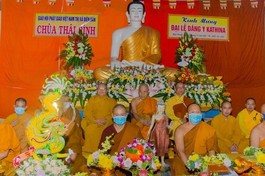 Chư tôn đức chứng minh và tham dự lễ dâng y Kathina tại chùa Thái Bình