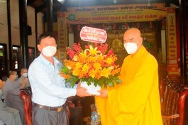 Thượng tọa Thích Tĩnh Triệt nhận hoa chúc mừng của Công an huyện Châu Thành