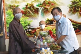 Bí thư Thành ủy tặng quà đến Ban Trị sự Phật giáo TP.Trà Vinh chúc mừng Kỷ niệm 40 năm thành lập GHPGVN