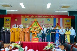 Lãnh đạo tỉnh Thanh Hóa tặng hoa chúc mừng đến Ban Trị sự Phật giáo tỉnh nhân Đại lễ Kỷ niệm 40 năm thành lập GHPGVN