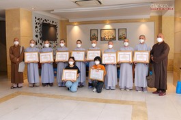 Trao Bằng tuyên dương công đức đến các tình nguyện viên Phật giáo