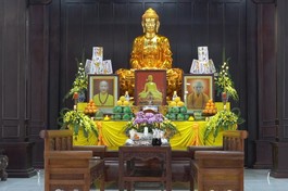 Lễ đài học viện tôn trí di ảnh Đức vua - Phật Hoàng Trần Nhân Tông, Đức Pháp chủ GHPGVN và Trưởng lão Hòa thượng Thích Thanh Tứ