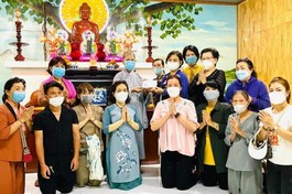 Sư cô Thích nữ An Hạnh, trú trì tịnh thất Quan Âm tiếp nhận tịnh tài do Phật tử phát tâm cúng dường