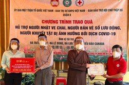 Phật giáo quận 8 trao quà hỗ trợ người yếu thế bị ảnh hưởng bởi dịch Covid-19
