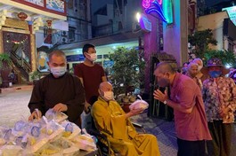 Hòa thượng Thích Tấn Đạt, viện chủ chùa Hòa Khánh tận tay trao những phần cơm đến người dân