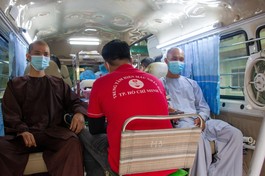 Chư Tăng chùa Vạn Đức tham gia hiến máu nhân đạo