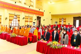 Chư Tăng Ni, Phật tử, đại biểu chính quyền thực hiện nghi thức chào Quốc kỳ, Đạo kỳ trước khi vào đại hội chính thức