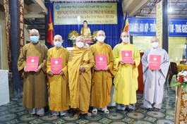 Hòa thượng Thích Giác Nhân trao quyết định chuẩn y nhân sự đến các thành viên Ban Trị sự Phật giáo thị xã Cai Lậy (2021-2026)