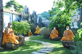 Thời thiền tọa trong khóa tu "Một ngày sống chung an lạc" tại tịnh xá Ngọc Chơn