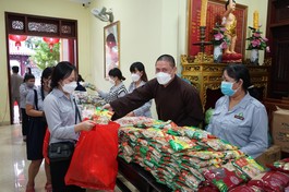 "Chợ Tết 0 đồng" được tổ chức trong khuôn viên chùa Pháp Hội
